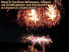 Waal in Flammen Nimwegen Niederlande Schifffahrt mit Feuerwerk