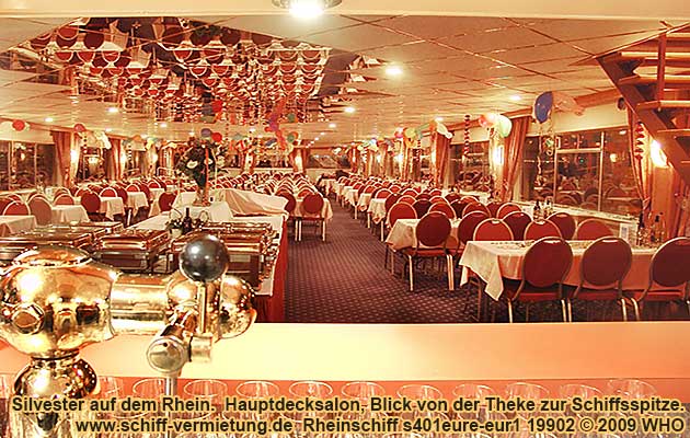 Silvesterfahrt Dsseldorf auf dem Rhein. Hauptdeck-Salon mit Blick von der Theke zur Schiffsspitze.