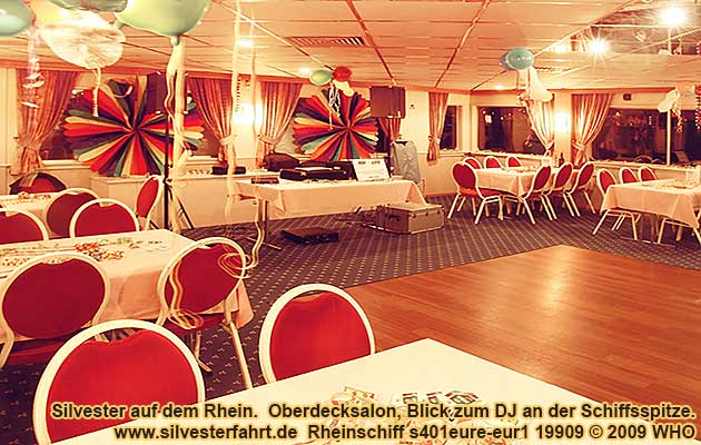 Silvesterfahrt Dsseldorf auf dem Rhein. Oberdeck-Salon, DJ-Tisch in der Schiffsspitze.