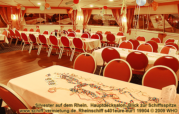 Silvesterfahrt Dsseldorf auf dem Rhein. Schiffsspitze im Hauptdeck-Salon