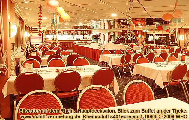 Silvesterfahrt Dsseldorf auf dem Rhein. Hauptdeck-Salon, Blick zur Theke.