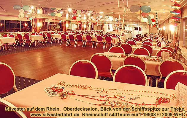 Silvesterfahrt Dsseldorf auf dem Rhein. Oberdeck-Salon, Blick zur Theke.